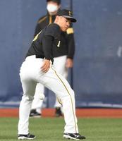 　打球を背面から股の間で捕る佐藤輝（撮影・田中太一）