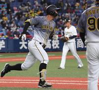 　１回、右飛に倒れる佐藤輝。奥は先発の山本（撮影・田中太一）