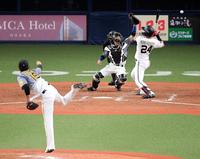 　４回、藤浪は打者・紅林の時に暴投する（撮影・山口登）