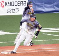 　７回、大山は左翼線に適時二塁打を放ちベースを回る（撮影・山口登）