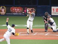 　７回、佐藤輝は空振り三振に倒れる（撮影・山口登）