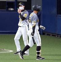 　７回、投手交代を告げる矢野監督（左）と三振に倒れた佐藤輝＝撮影・山口登