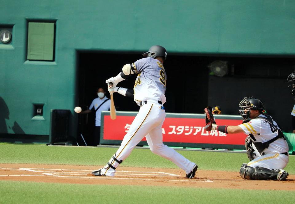 　６回、第３打席に中前打を放つ原口