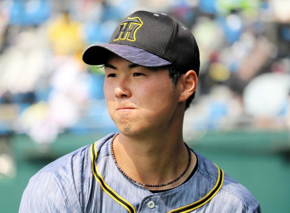 　ベンチ前で投球練習をする浜地