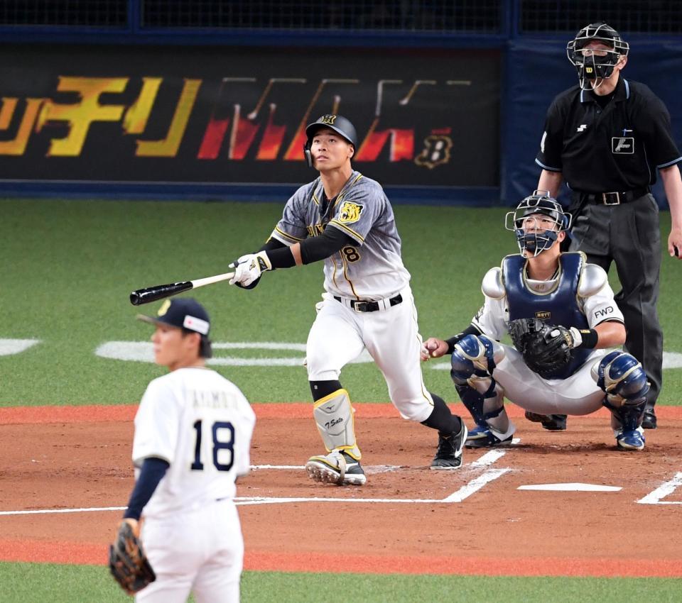 　１回、佐藤輝は右飛に倒れる（撮影・山口登）