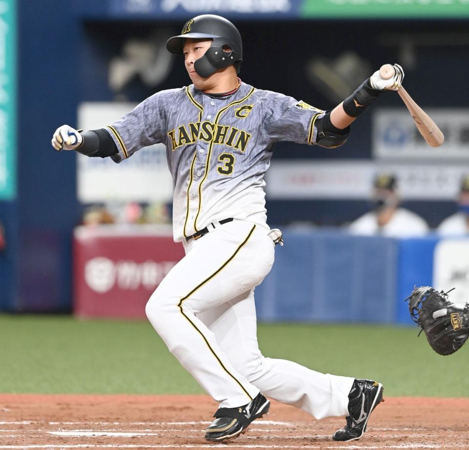 　７回、勝ち越しの適時二塁打を放つ大山（撮影・飯室逸平）