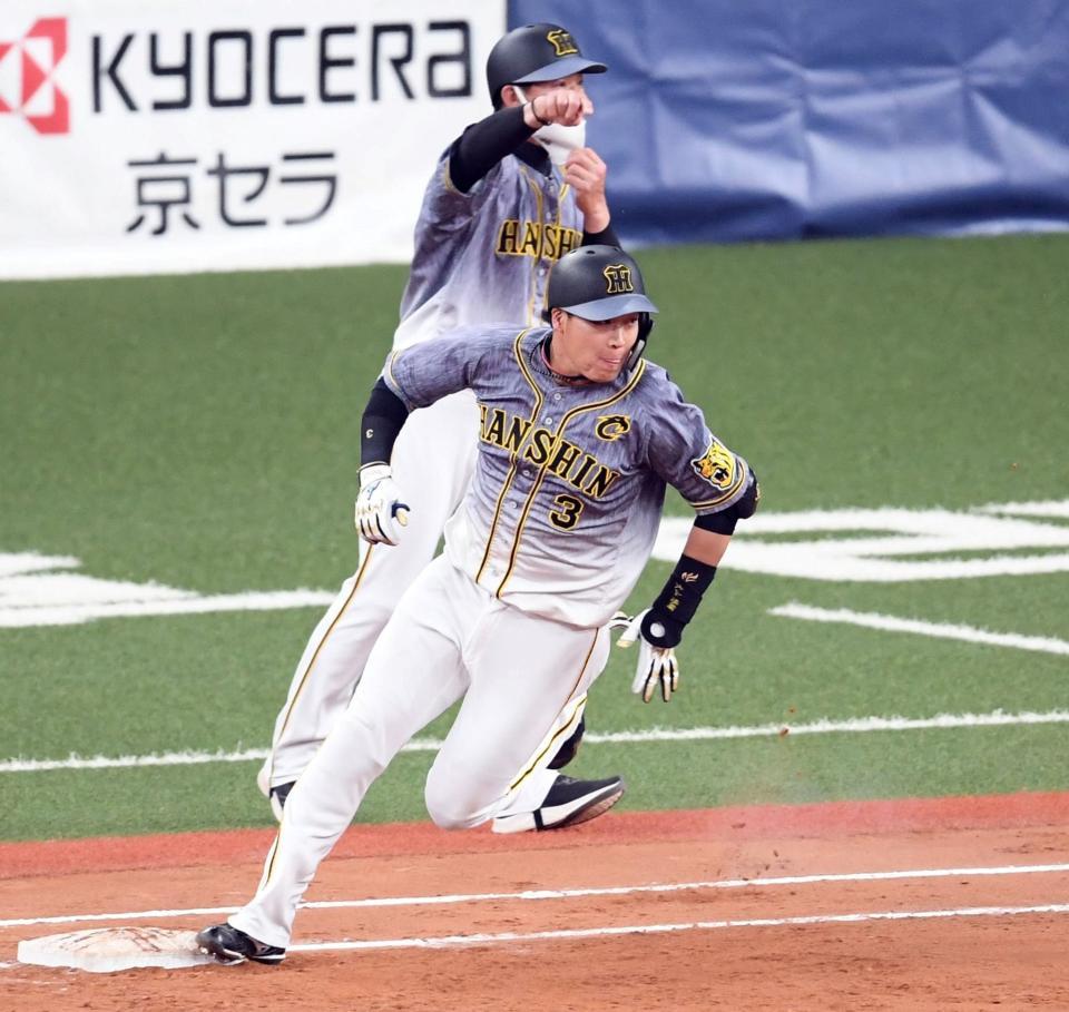 　７回、大山は左翼線に適時二塁打を放ちベースを回る（撮影・山口登）