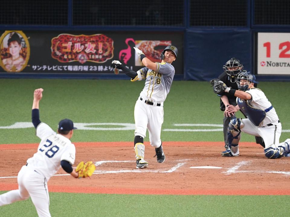 　７回、佐藤輝は空振り三振に倒れる（撮影・山口登）