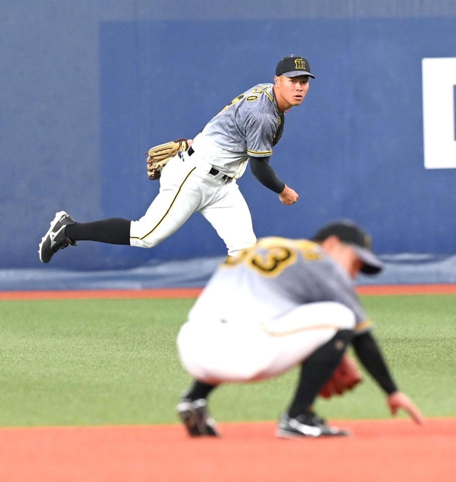 ６回、佐藤輝は佐野如の安打を素早く処理して三塁へ送球するも大きく逸れる（撮影・飯室逸平）