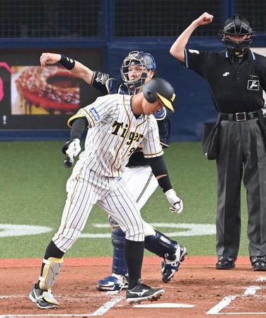 　２回、空振り三振に倒れる佐藤輝（撮影・飯室逸平）