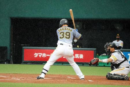 六回に見逃し三振に倒れる栄枝