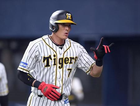 ７回に勝ち越し適時打を放った阪神・糸井嘉男はベンチのナインに迎えられる＝京セラドーム大阪（撮影・山口登）