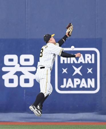 ７回オリックス１死一塁、阪神・佐藤輝明はオリックス・太田椋の打球をジャンプするも捕球できず＝京セラドーム大阪（撮影・山口登）
