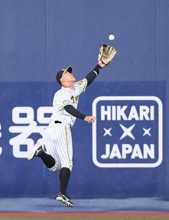 ７回オリックス１死一塁、阪神・佐藤輝明はオリックス・太田椋の打球をジャンプするも捕球できず＝京セラドーム大阪（撮影・山口登）