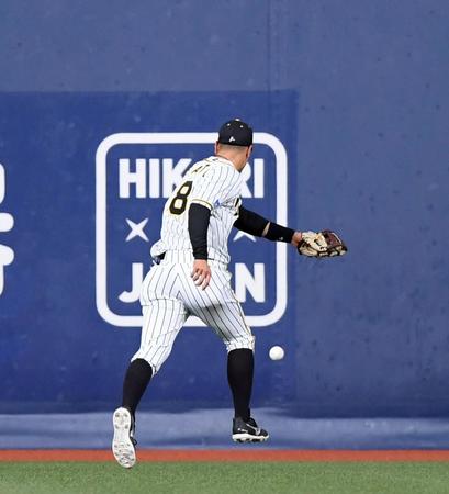 ７回オリックス１死一塁、阪神・佐藤輝明はオリックス・太田椋の打球をジャンプするも捕球できず＝京セラドーム大阪（撮影・山口登）
