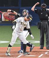 　２回、空振り三振に倒れる佐藤輝（撮影・飯室逸平）