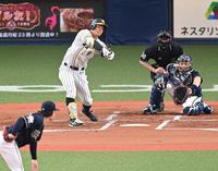 ２回阪神１死、空振り三振に倒れる阪神・佐藤輝明＝京セラドーム（撮影・飯室逸平）