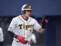 ７回に勝ち越し適時打を放った阪神・糸井嘉男はベンチのナインに迎えられる＝京セラドーム大阪（撮影・山口登）