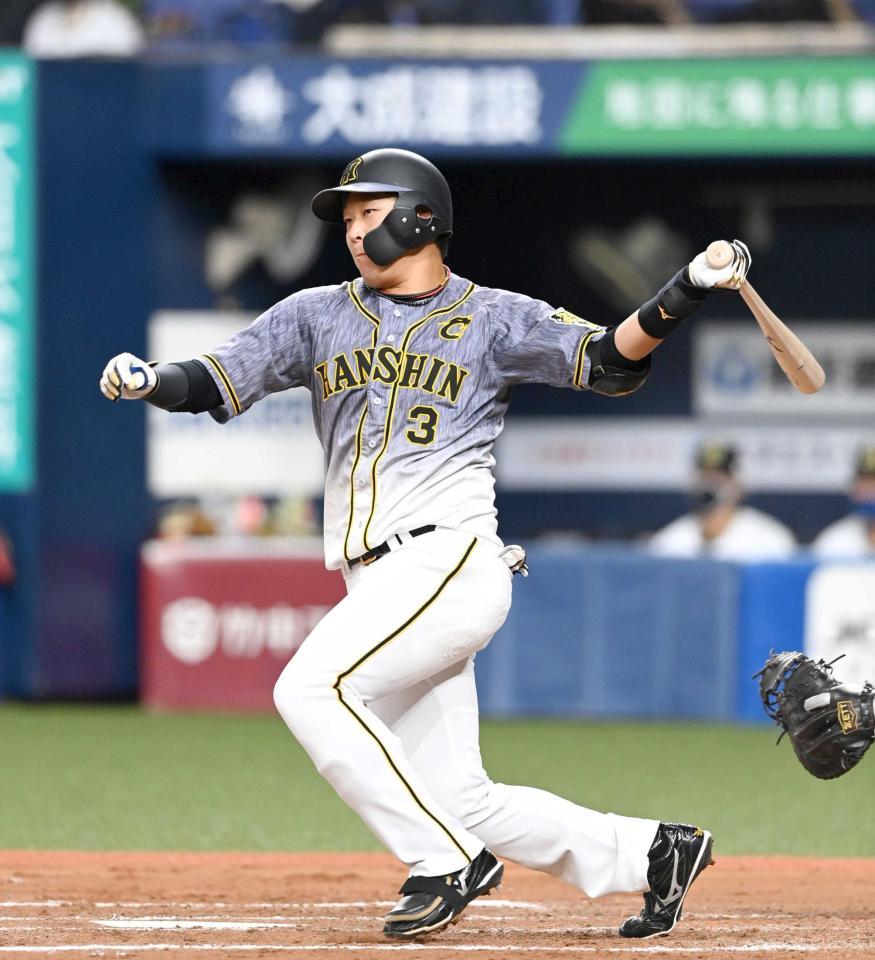 ７回、勝ち越しの適時二塁打を放つ大山（撮影・飯室逸平）　