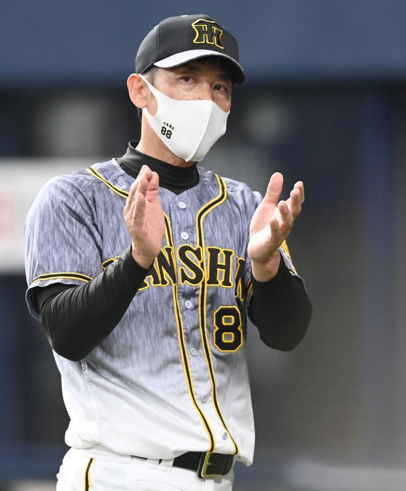 　８回、選手交代を告げ、手を叩いてベンチへ戻る矢野監督