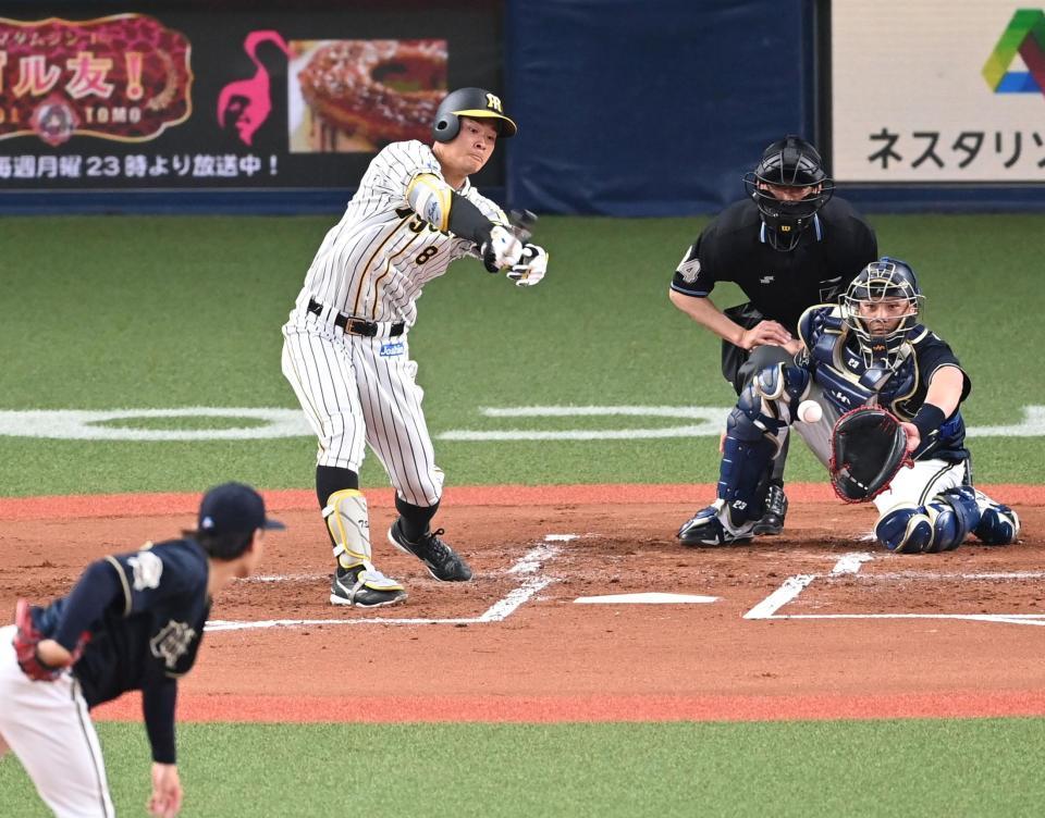 ２回阪神１死、空振り三振に倒れる阪神・佐藤輝明＝京セラドーム（撮影・飯室逸平）