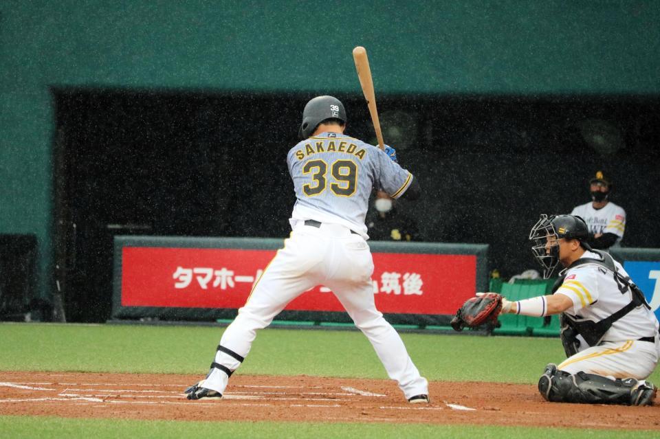 六回に見逃し三振に倒れる栄枝