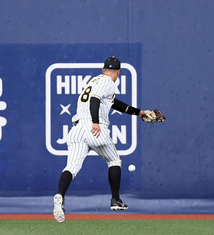 ７回オリックス１死一塁、阪神・佐藤輝明はオリックス・太田椋の打球をジャンプするも捕球できず＝京セラドーム大阪（撮影・山口登）