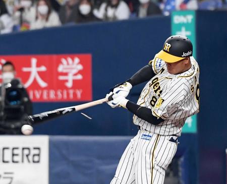 　７回、佐藤輝はバットを折られるが二塁の失策で出塁