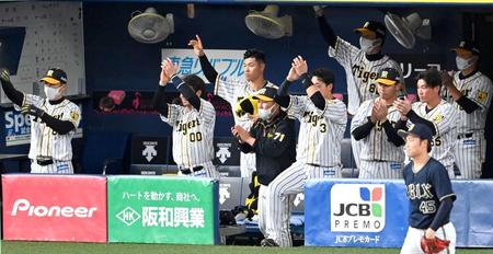 　７回、糸井の勝ち越しタイムリーに湧く佐藤輝ら阪神ナイン
