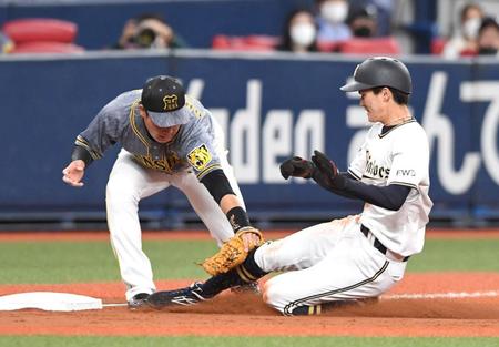 　３回、阪神・板山祐太郎からの送球を捕球し、オリックス二走・佐野皓大をタッチアウトにする阪神・大山悠輔（撮影・北村雅宏）