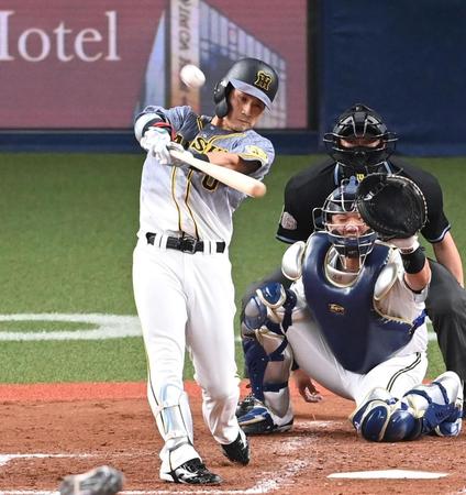 　５回、同点タイムリー二塁打を放つ木浪（撮影・飯室逸平）