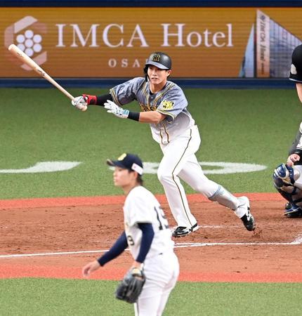 　５回、オリックス・山岡泰輔から同点タイムリー二塁打を放つ阪神・木浪聖也（撮影・飯室逸平）