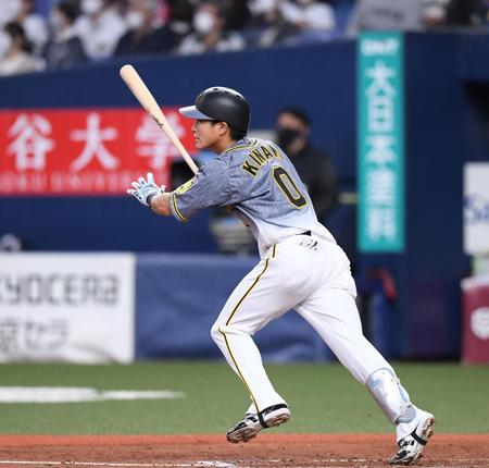 　５回、木浪は右越えに同点適時二塁打を放つ（撮影・山口登）