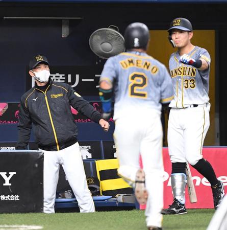５回、阪神・木浪聖也の適時二塁打をで生還した梅野隆太郎（２）を迎える矢野燿大監督（左）＝撮影・北村雅宏