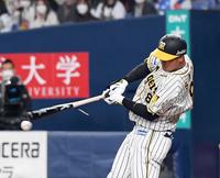 　７回、佐藤輝はバットを折られるが二塁の失策で出塁