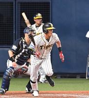 　７回、勝ち越しとなる適時打を放つ糸井