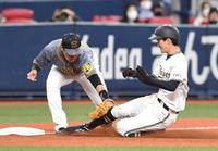 　３回、阪神・板山祐太郎からの送球を捕球し、オリックス二走・佐野皓大をタッチアウトにする阪神・大山悠輔（撮影・北村雅宏）