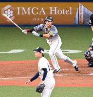 　５回、オリックス・山岡泰輔から同点タイムリー二塁打を放つ阪神・木浪聖也（撮影・飯室逸平）