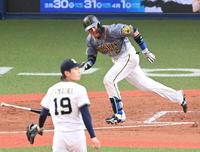 　５回、二塁打を放つ阪神・梅野隆太郎（撮影・飯室逸平）