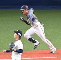 　２回、三塁打を放つ阪神・板山祐太郎（撮影・飯室逸平）