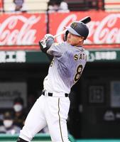 １７日の西武戦でソロを放つ阪神・佐藤輝