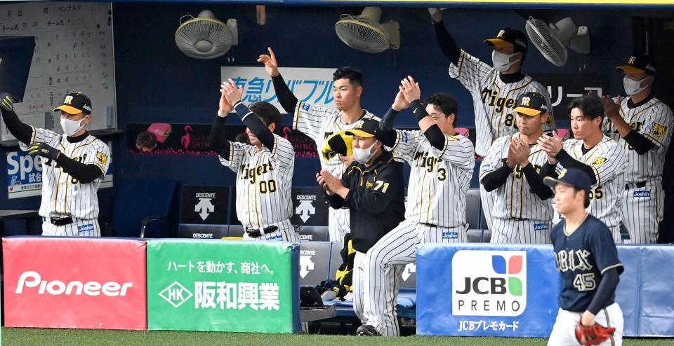 　７回、糸井の勝ち越しタイムリーに湧く佐藤輝ら阪神ナイン