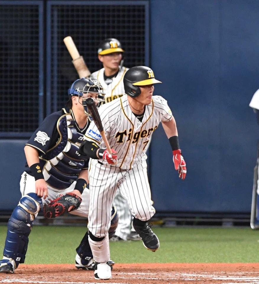 　７回、勝ち越しとなる適時打を放つ糸井