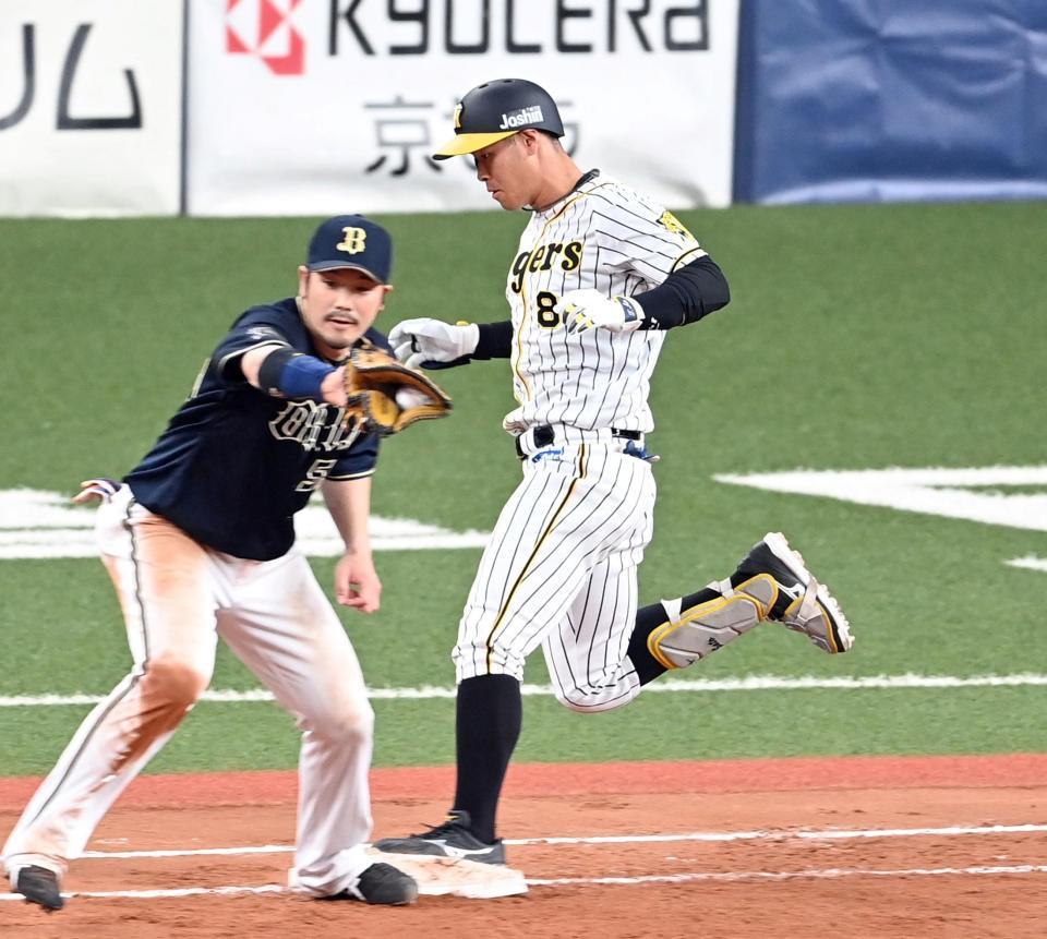 　７回、相手のファンブルを誘い出塁する佐藤輝