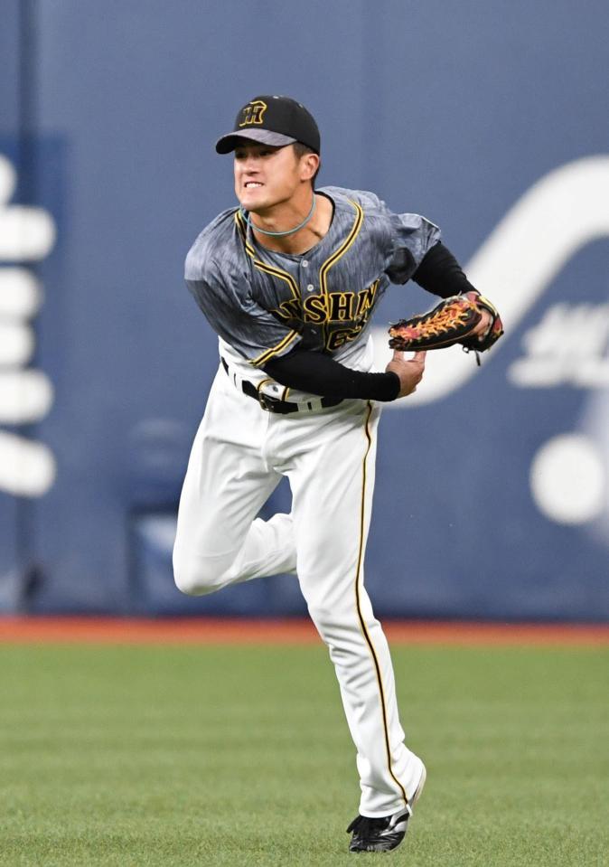 　３回、オリックス・宗佑磨の放った安打を処理し、三塁へ送球する阪神・板山祐太郎（撮影・北村雅宏）
