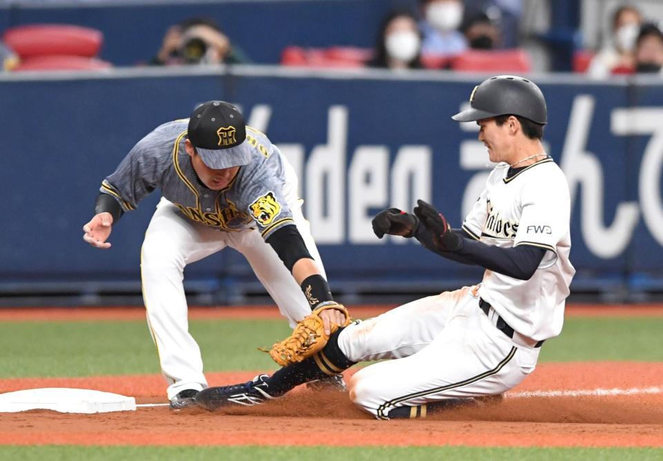 　３回、阪神・板山祐太郎からの送球を捕球し、オリックス二走・佐野皓大をタッチアウトにする阪神・大山悠輔（撮影・北村雅宏）