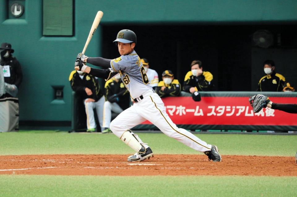 プロ初安打を放つ高寺