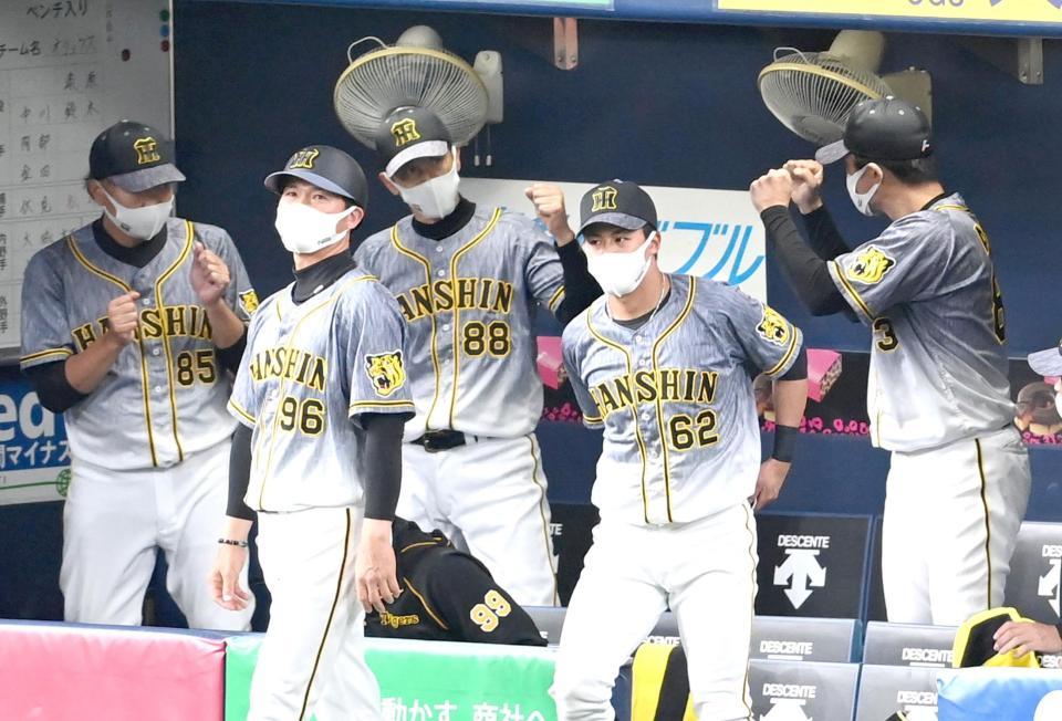 引き分けでの試合終了にベンチでグータッチを交わすを阪神・矢野燿大監督ら＝京セラドーム（撮影・飯室逸平）