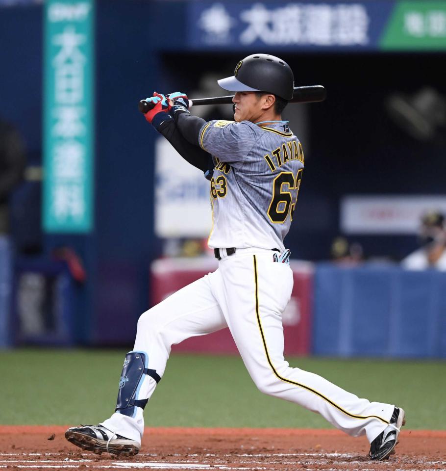 　２回、板山は右翼線に三塁打を放つ