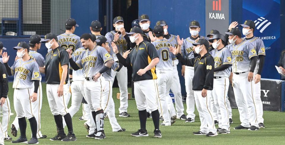 　ハイタッチでナインを出迎える矢野監督ら阪神ナイン